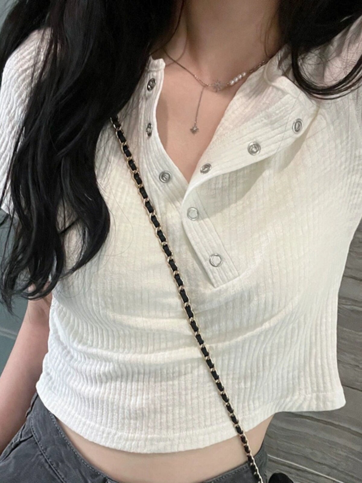 SWEET AND HOT GIRL V-NECK SHOULDER SHORT SLEEVE T-SHIRT WOMENS SUMMER DESIGN SENSE IS NICHE AND UNIQUE AND UNIQUE SLIM CROP TOP