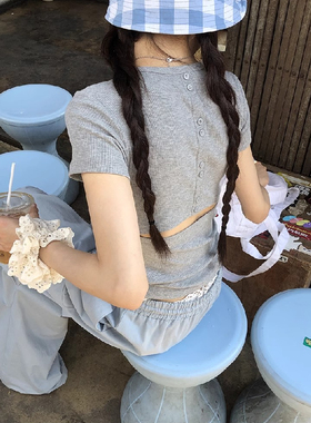 韩系灰色短袖正肩T恤女夏季设计感后背镂空修身辣妹短款别致上衣