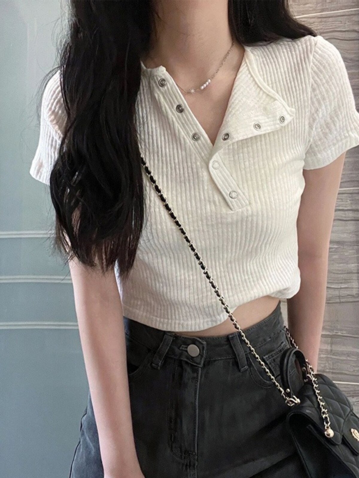 SWEET AND HOT GIRL V-NECK SHOULDER SHORT SLEEVE T-SHIRT WOMENS SUMMER DESIGN SENSE IS NICHE AND UNIQUE AND UNIQUE SLIM CROP TOP