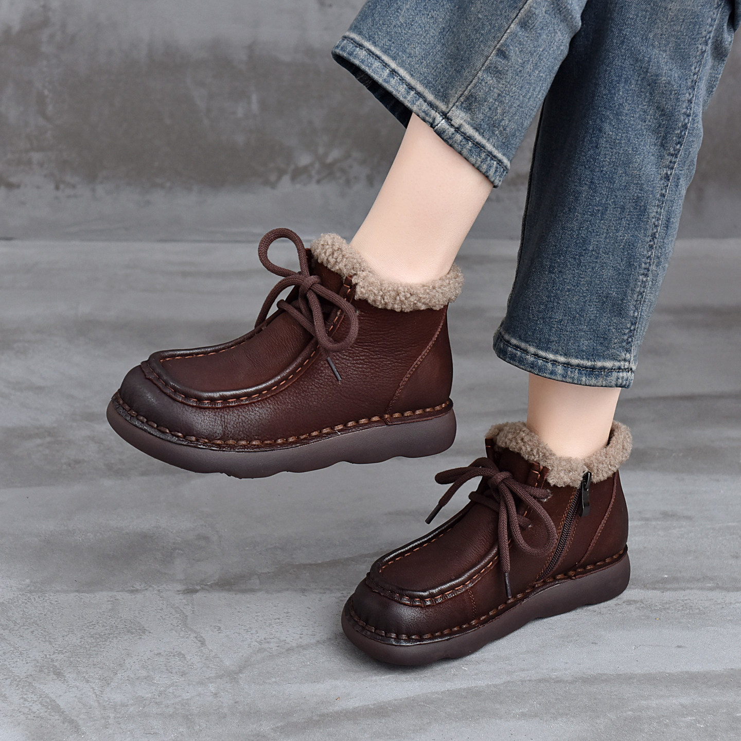 冬季新款羊羔绒马丁靴女圆头平跟防滑雪地靴真皮加绒舒适妈妈棉靴