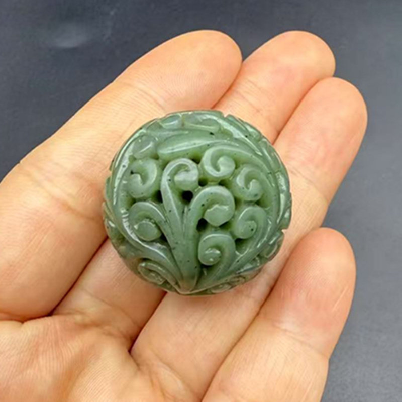 和田玉镂空如意纹圆珠碧玉玉球