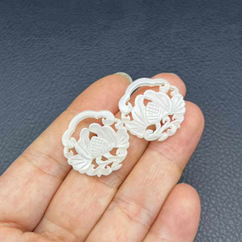 和田玉双面雕刻荷花耳饰品