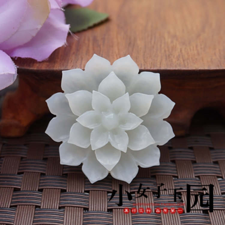 精细雕刻和田玉花开富贵吊坠挂件青白三层雕刻莲花玉坠