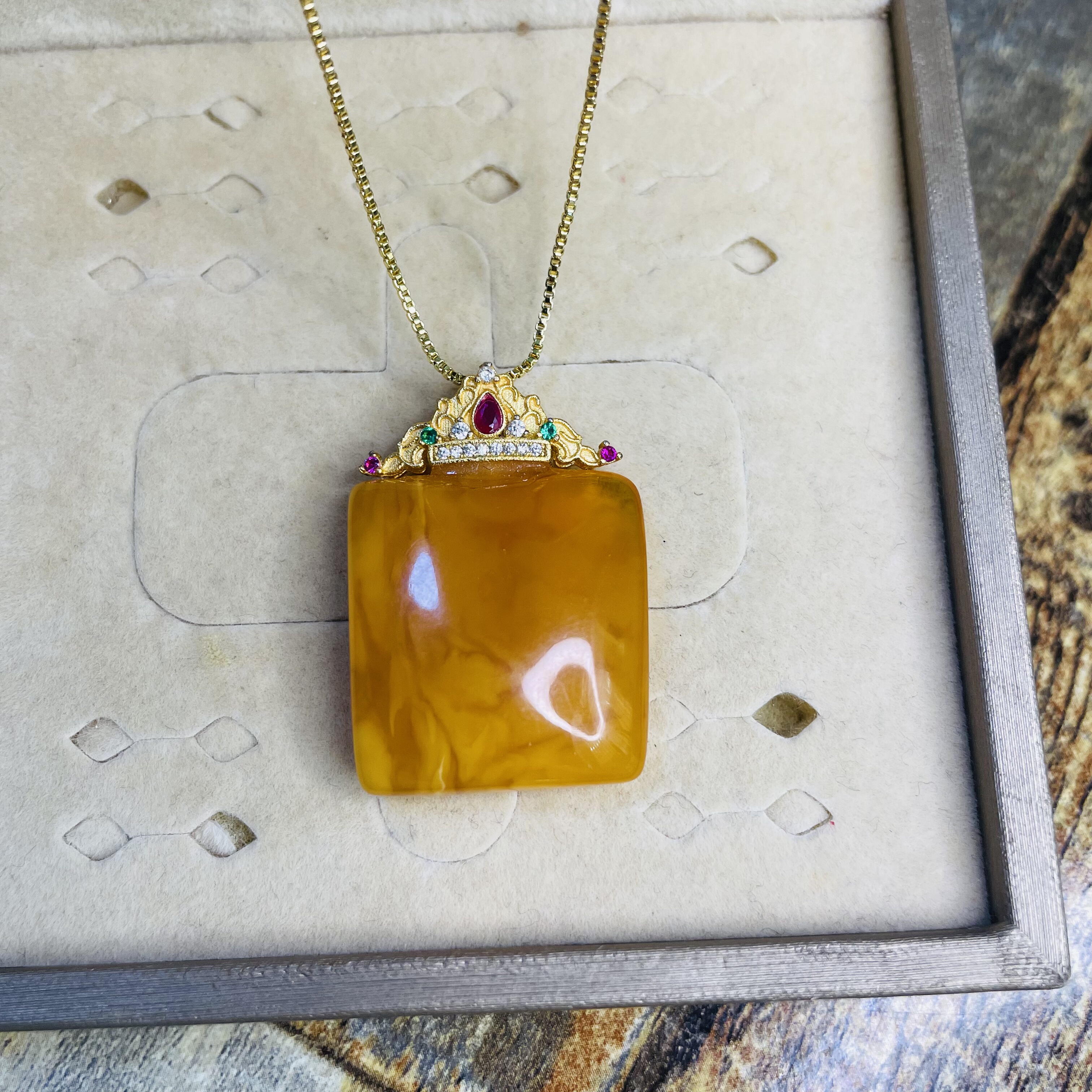 天然鸡油黄蜜蜡24X22MM无事牌s925银镶嵌吊坠原石简单百搭琥珀女