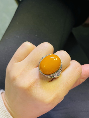 S925银镶嵌天然蜜蜡戒指鸡油红男女款指环饰品琥珀活扣设计