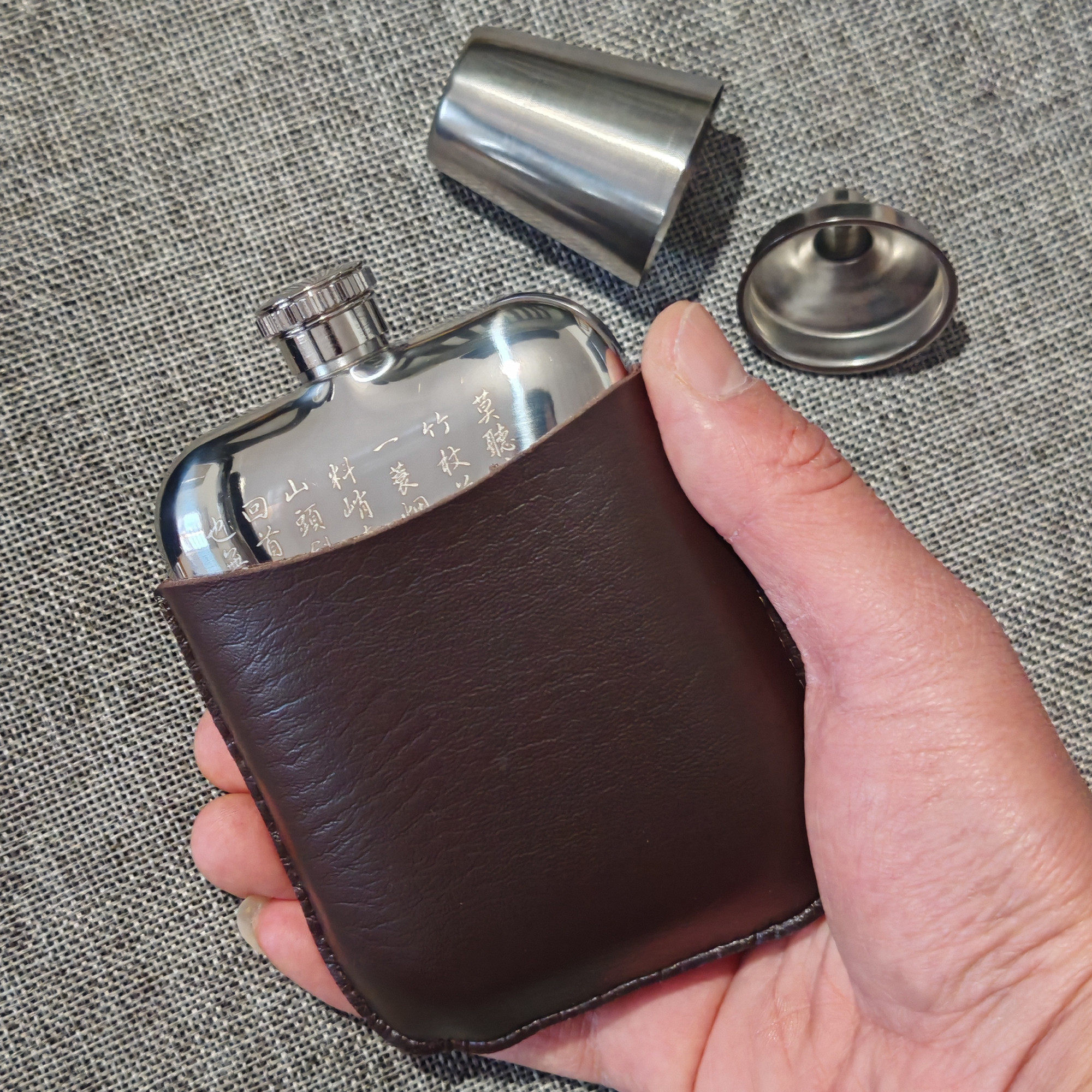 中国风诗词歌画304不锈钢随身酒壶套装3两4镜面带皮套可刻字定制
