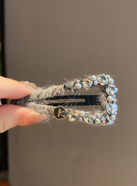 时尚灰色毛绒重工闪钻三角发夹女高级感韩国时尚侧边碎发一字夹