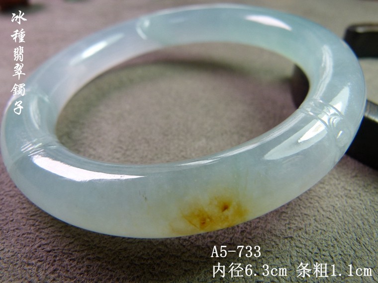 谷子家 内径6.3cm清代老冰种翡翠镯子 老玉翠雕花手镯 A5-733