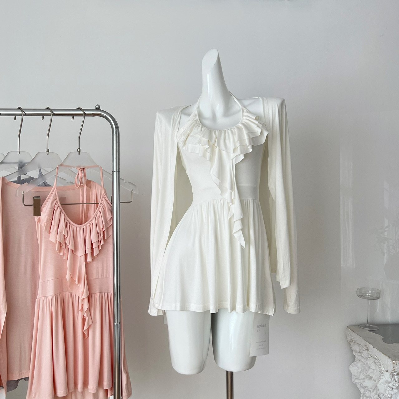 CreamySweet 慵懒轮廓 宽松开衫荷叶边挂脖吊带裙