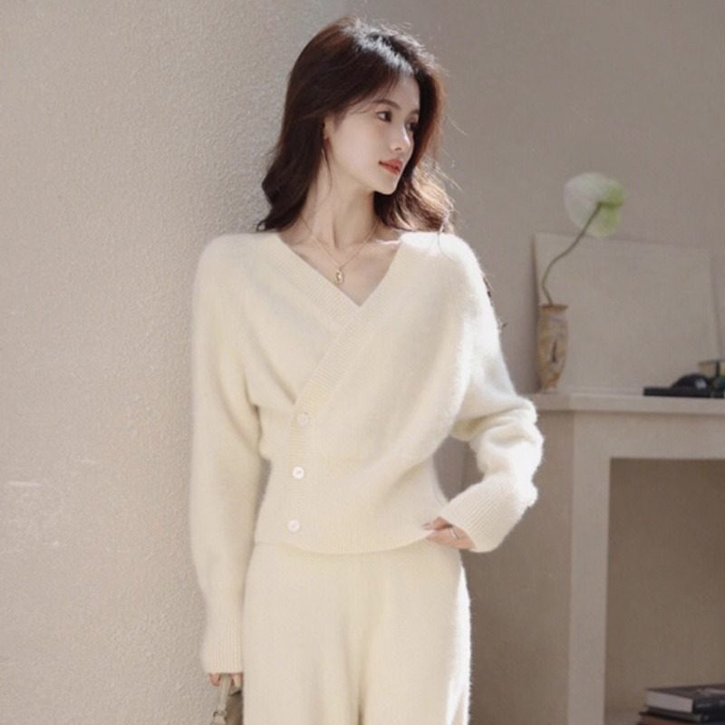 白色V领洋气针织打底衫女秋冬2025新款休闲交叉上衣女宽松慵懒风