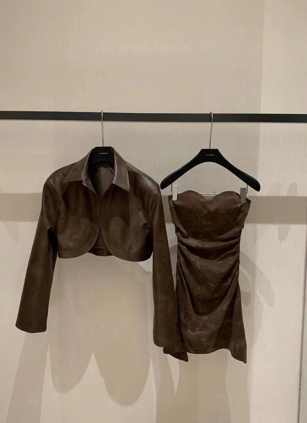 辣妹套装女2024秋新款小性感抹胸裙短款pu皮衣外套ins气质两件套