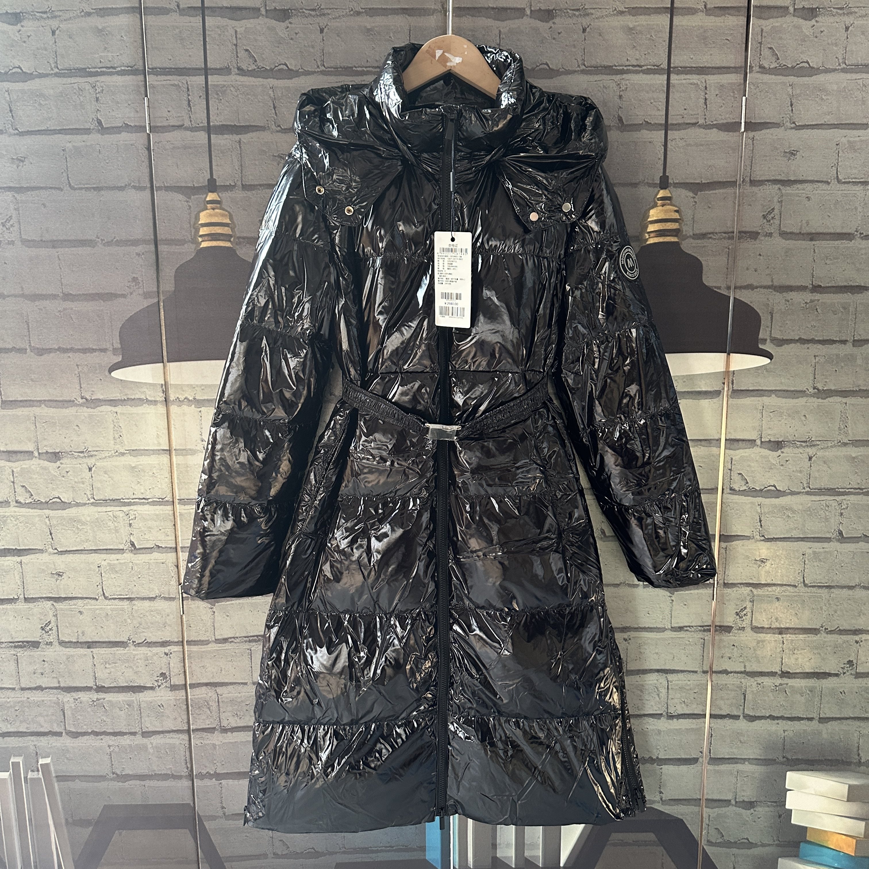 牌子的捡漏好货鹅的免洗修身亮面帽子可脱卸加厚羽绒大衣女D823