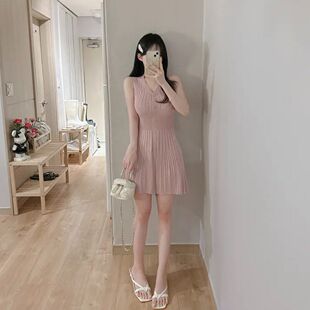 纯欲粉色V领无袖针织连衣裙女单排扣收腰坑条显瘦小个子短款a字裙