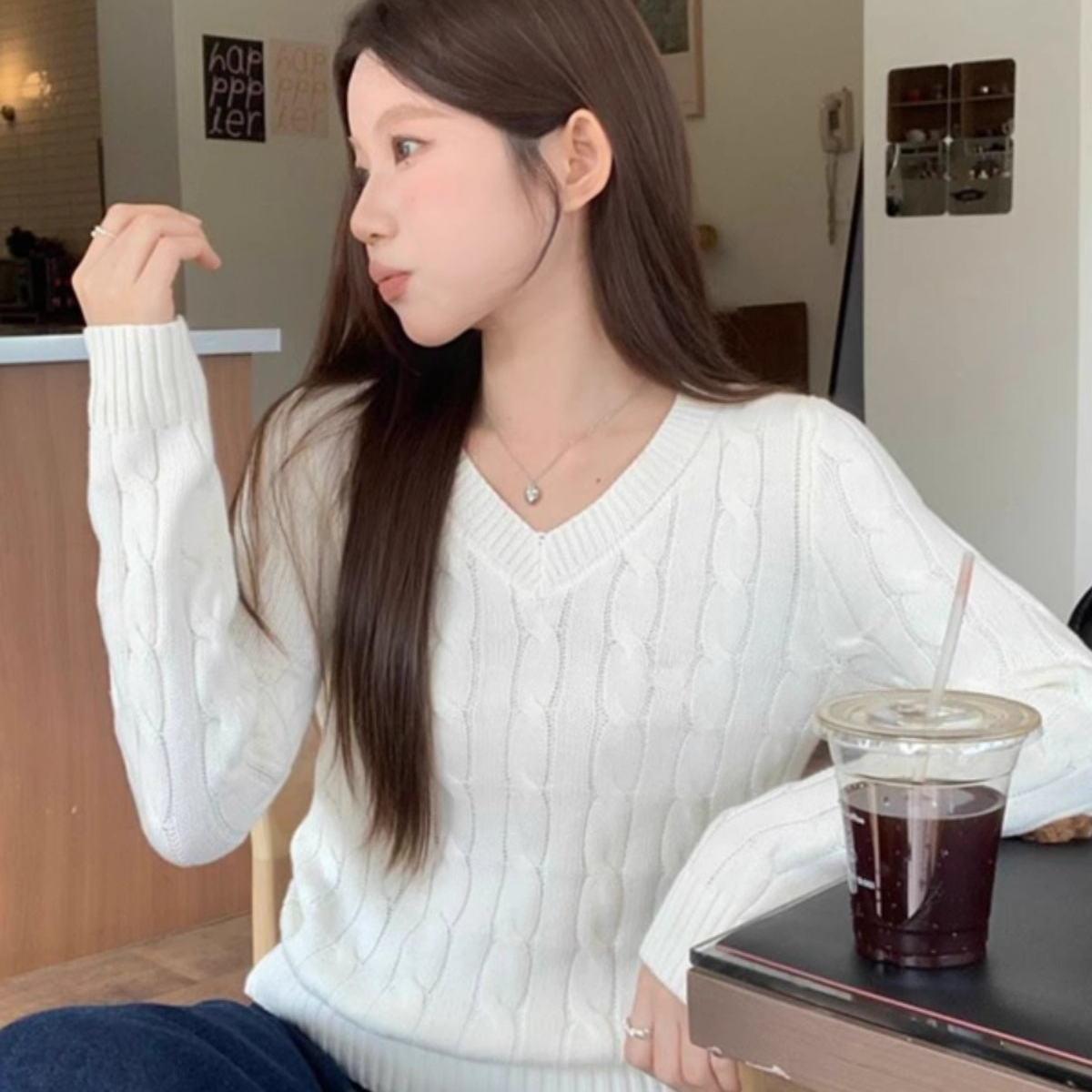 韩系慵懒风白色麻花毛衣女秋季新款设计感软糯宽松针织衫打底上衣