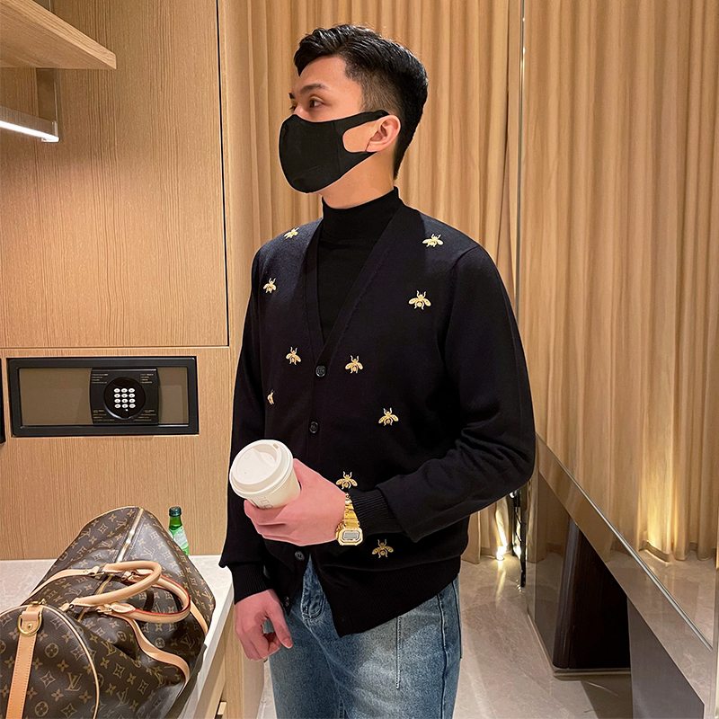 秋冬潮流黑色v领上衣开衫针织衫男 轻奢小蜜蜂刺绣修身毛衣外套男