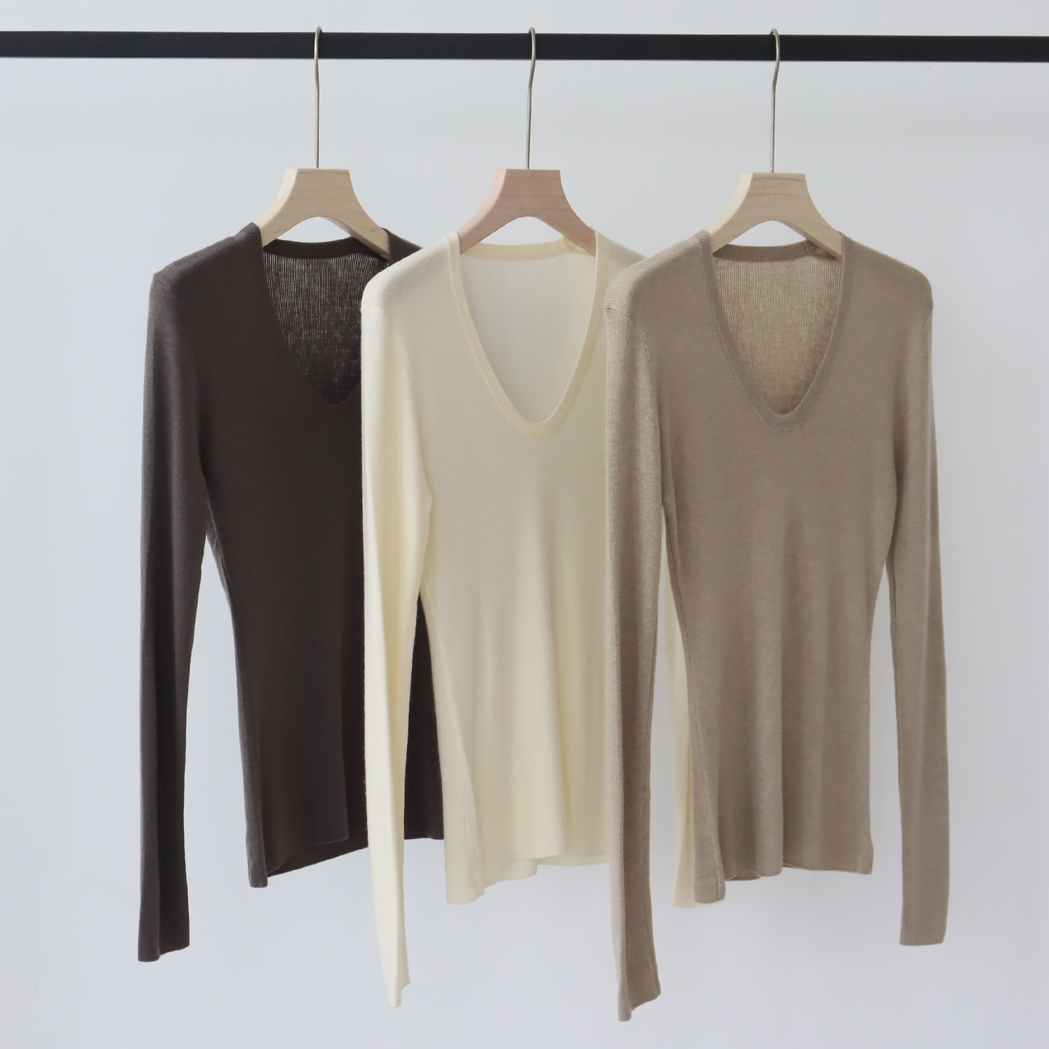 早秋U领羊毛混纺长袖针织衫