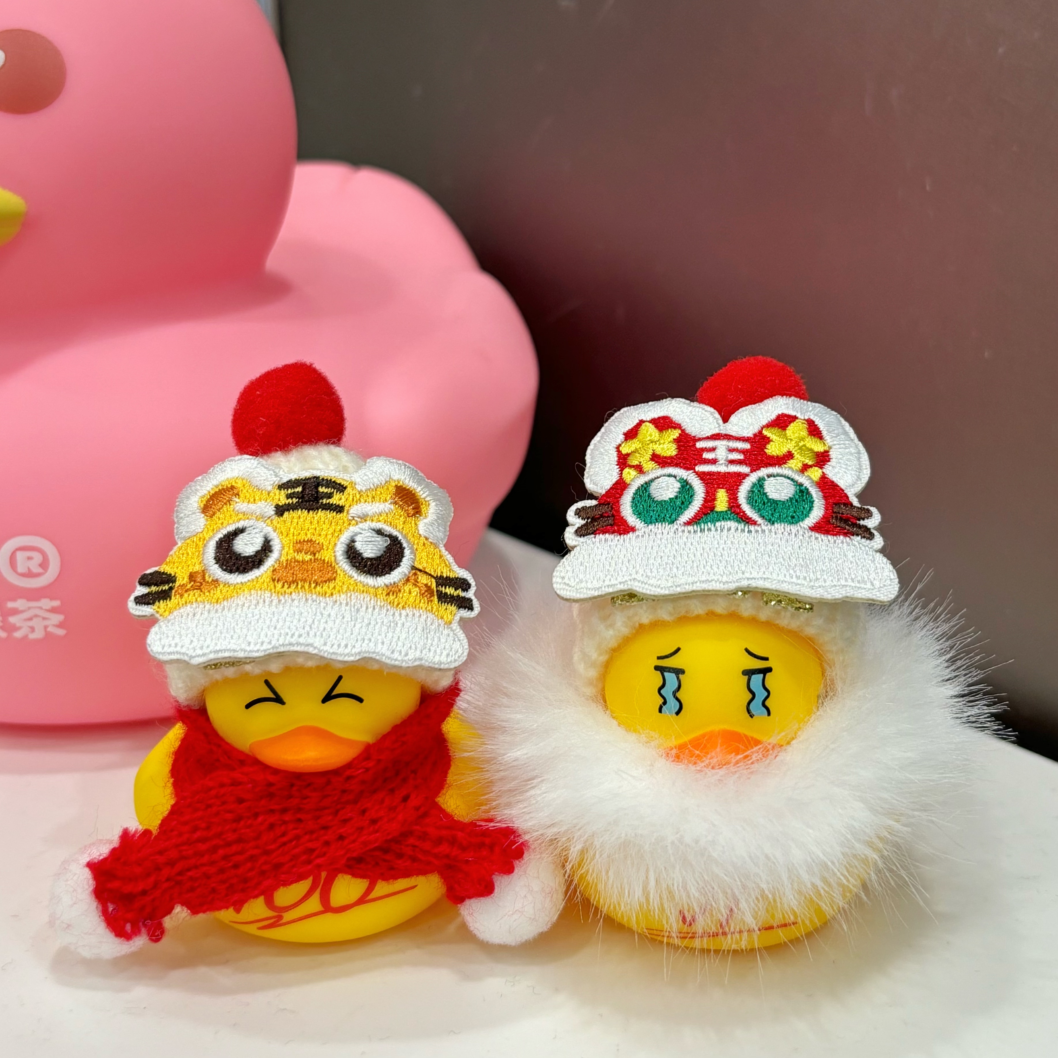林里小黄鸭新年醒狮虎头萌鸭毛绒鸭氛围感装饰周边正品带钢印