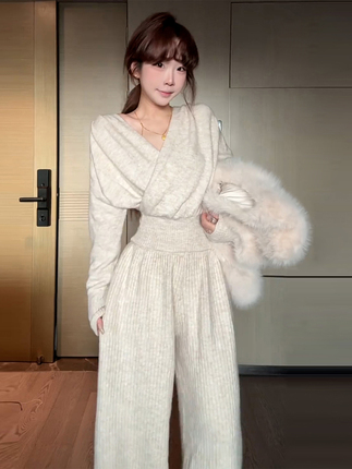 Korean-style casual knit two-piece set for deep winter, super popular and stylish in autumn and winter.
