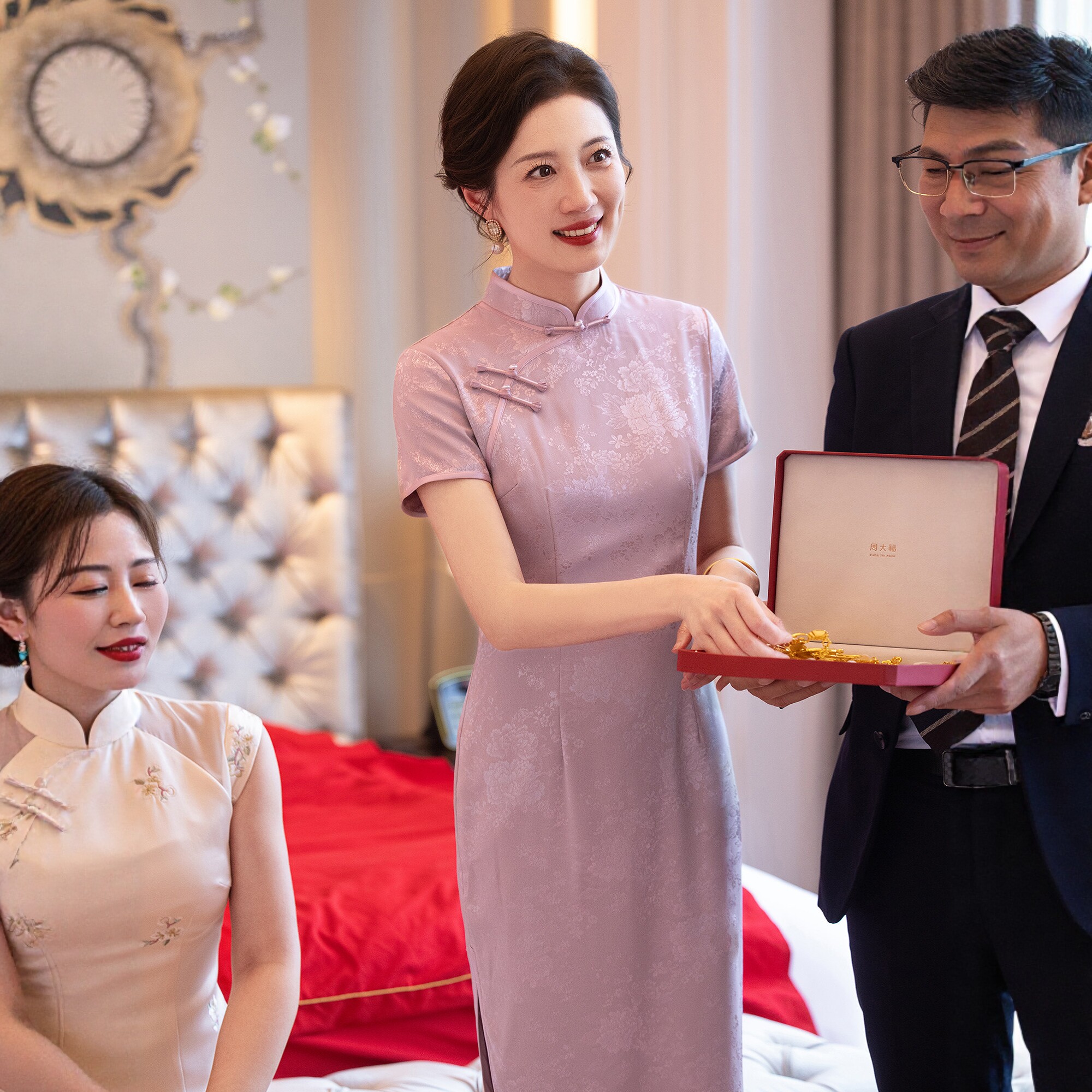 紫色高贵妈妈装旗袍中式2026新款年轻款洋气结婚喜婆婆婚宴礼服裙