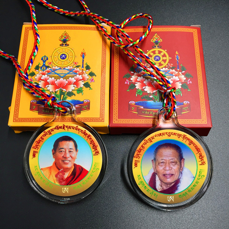 阿秋法王和法王如意宝像章 盒装一枚 含有多种圣物装藏直径4厘米