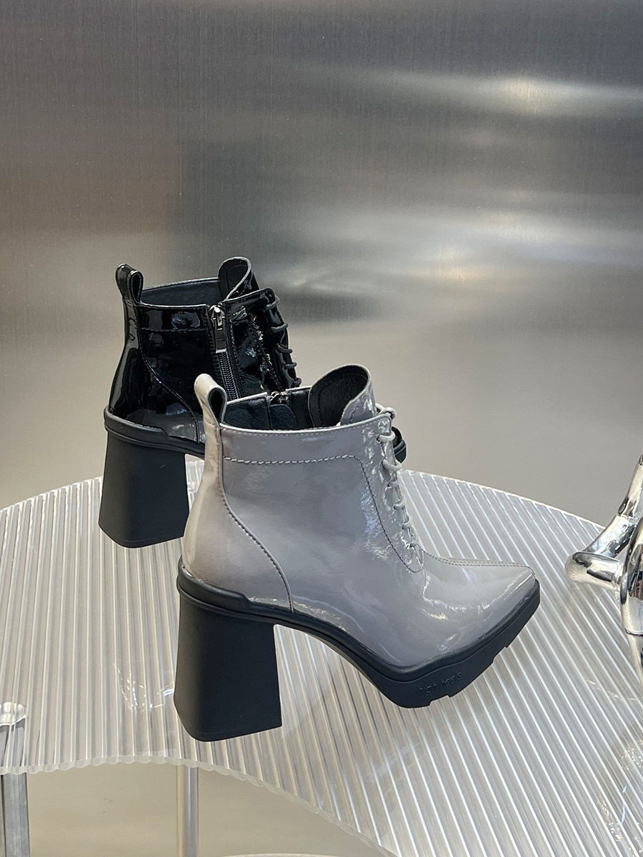 발가락이 뾰족한 여성용 하이힐 짧은 부츠 2024 유럽 가을 겨울 새로운 스타일 에나멜 가죽 두꺼운 굽에 벨벳 패션 기질 마틴 부츠