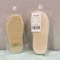 Пара зимних стелек, новых и старых, распределенных случайным образом.