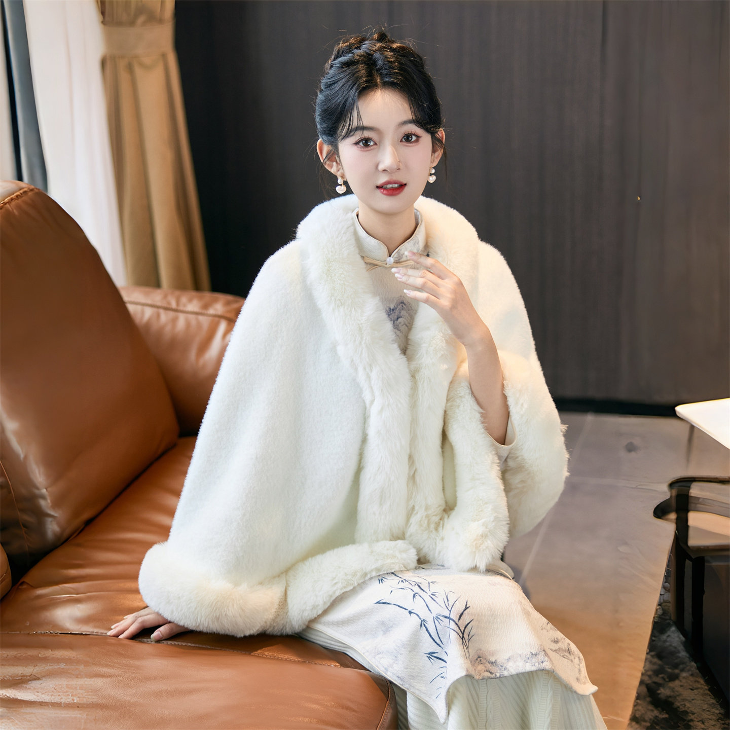 白色毛绒旗袍披肩女秋冬新中式国风保暖斗篷式礼服外搭大毛边披风