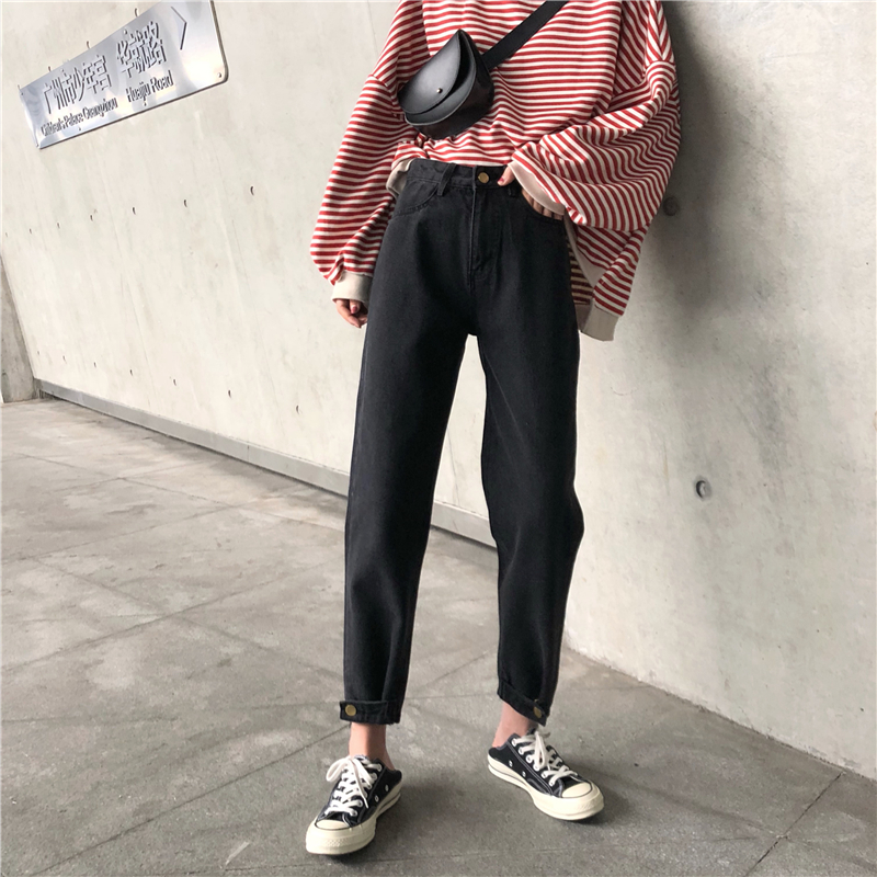 Buttonhole at the bottom of pants