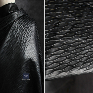 设计龙身鳞片波浪纹理黑色皮革肌理防水夹克油光复古服装秋冬布料