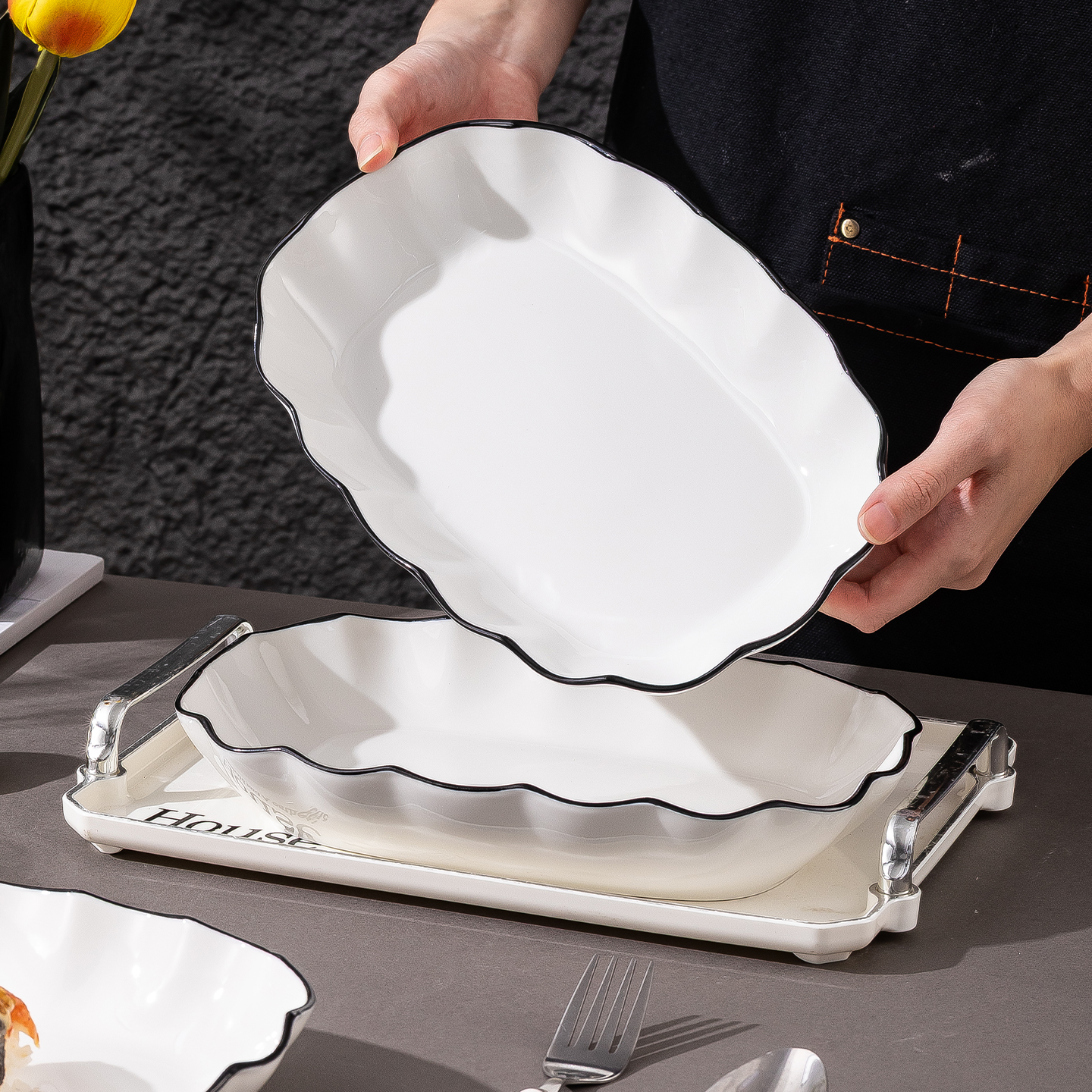 一盘多用途陶瓷花边深盘