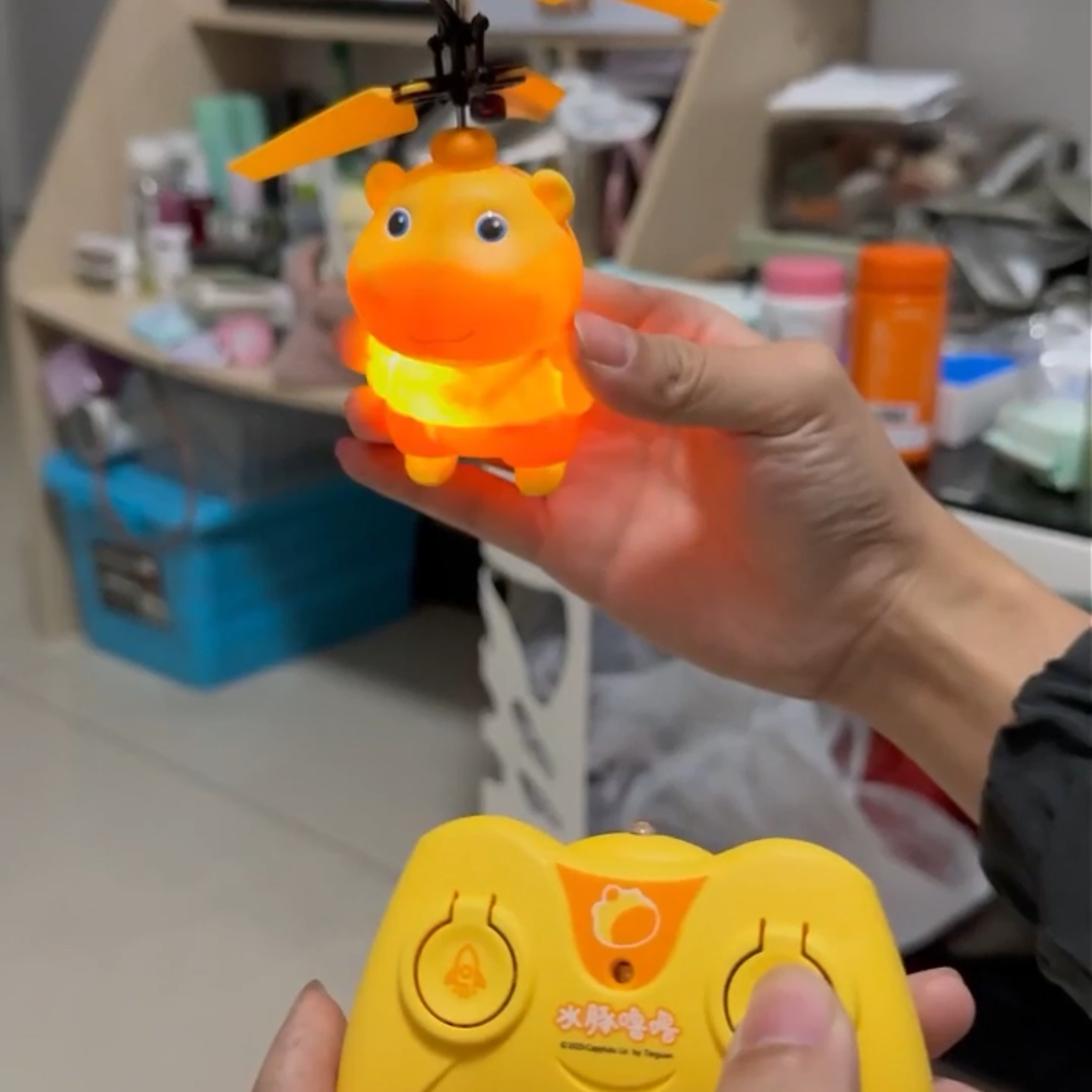 水豚飞行玩具遥控正版抖音声控电动自感应悬浮户外益 0-3 岁玩具