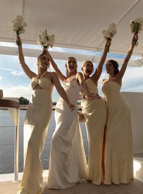 西式黄色伴娘服礼服缎面小众高级感2024新款婚礼姐妹团大码胖mm夏