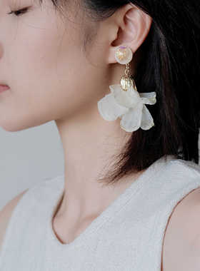 一枝橘 法式度假花瓣耳环2024年新款超仙雪纺耳钉耳坠干花耳饰