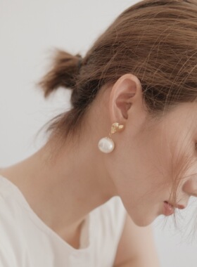 一枝橘 做旧古着风时髦金属爱心棉花珍珠耳环 法式复古蚊香盘耳夹