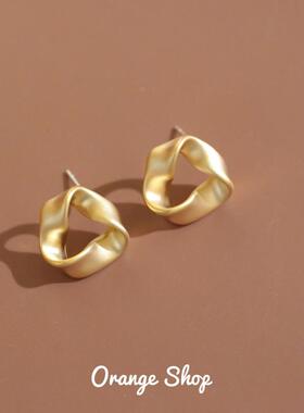 一枝橘 简约通勤风百搭雾面磨砂金属三角耳环蚊香盘耳夹耳饰