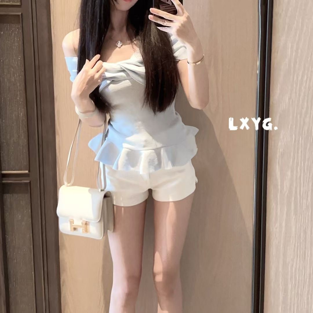 LXYG2026夏气质小心机扭结设计感一字领露肩短袖针织衫女显瘦上衣