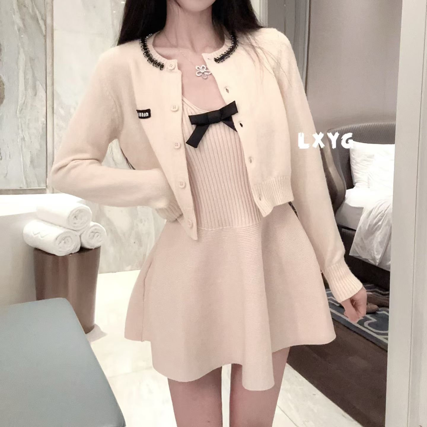 LXYG秋季美拉德蝴蝶结V领掐腰显瘦针织连衣裙女miu长袖开衫外套装