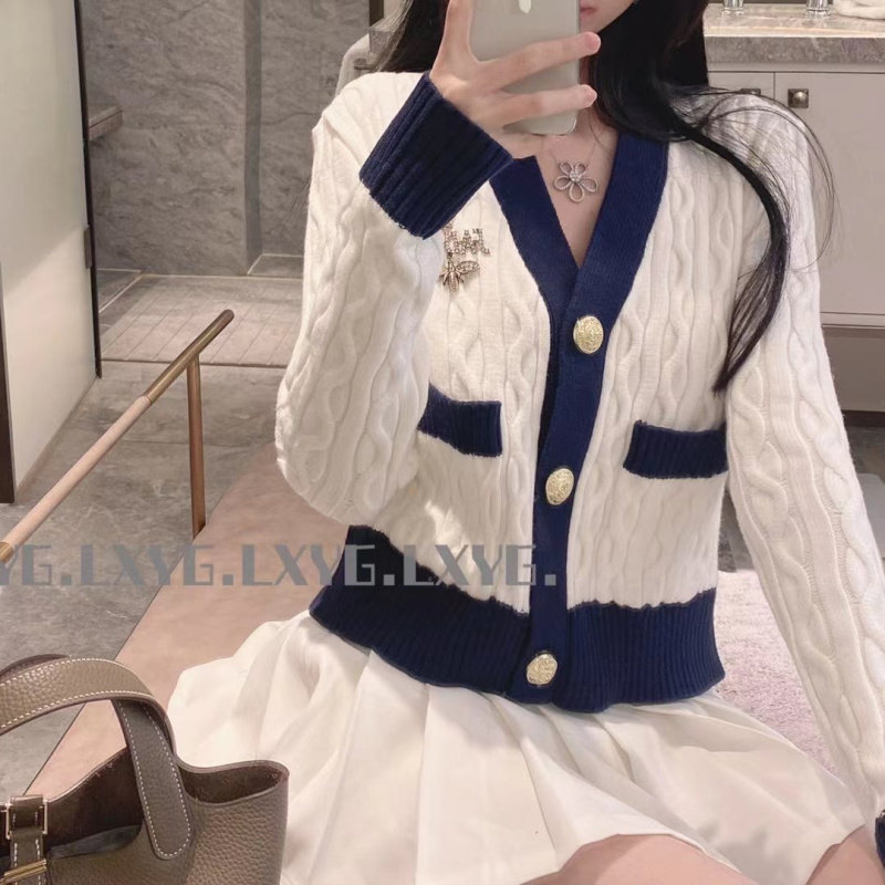 小蜜蜂胸针麻花毛衣外套女学院风短款针织开衫LXYG2026秋季新款