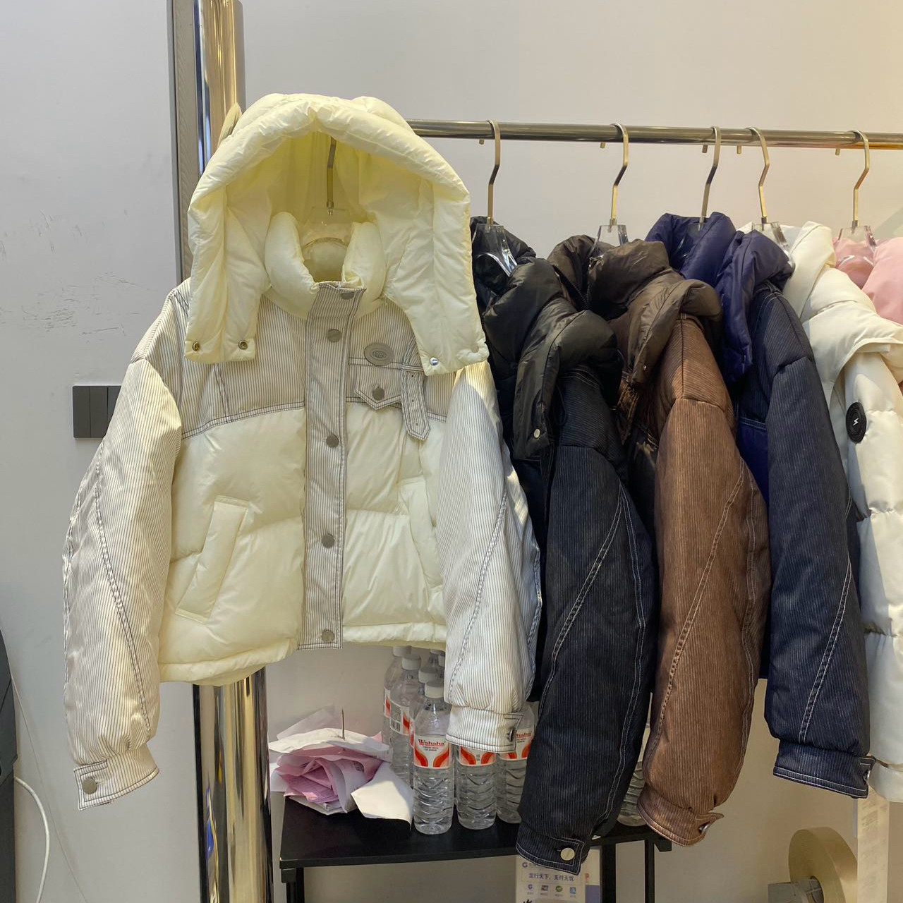 牛仔拼接羽绒服女2026年冬季新款短款洋气宽松可脱卸帽白鸭绒外套