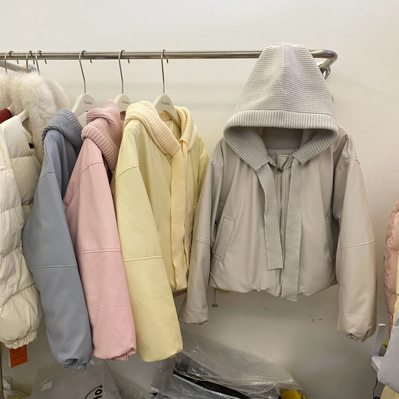 2026冬新款羽绒服女短款皮衣针织连帽拼接加厚宽松阔版鸭绒暖外套