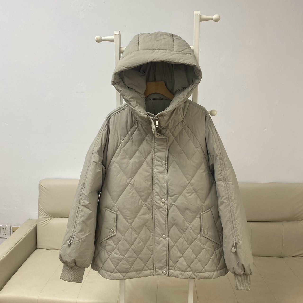 菱形格羽绒服女装2026年新款连帽短款白鸭绒显瘦学生宽松休闲外套