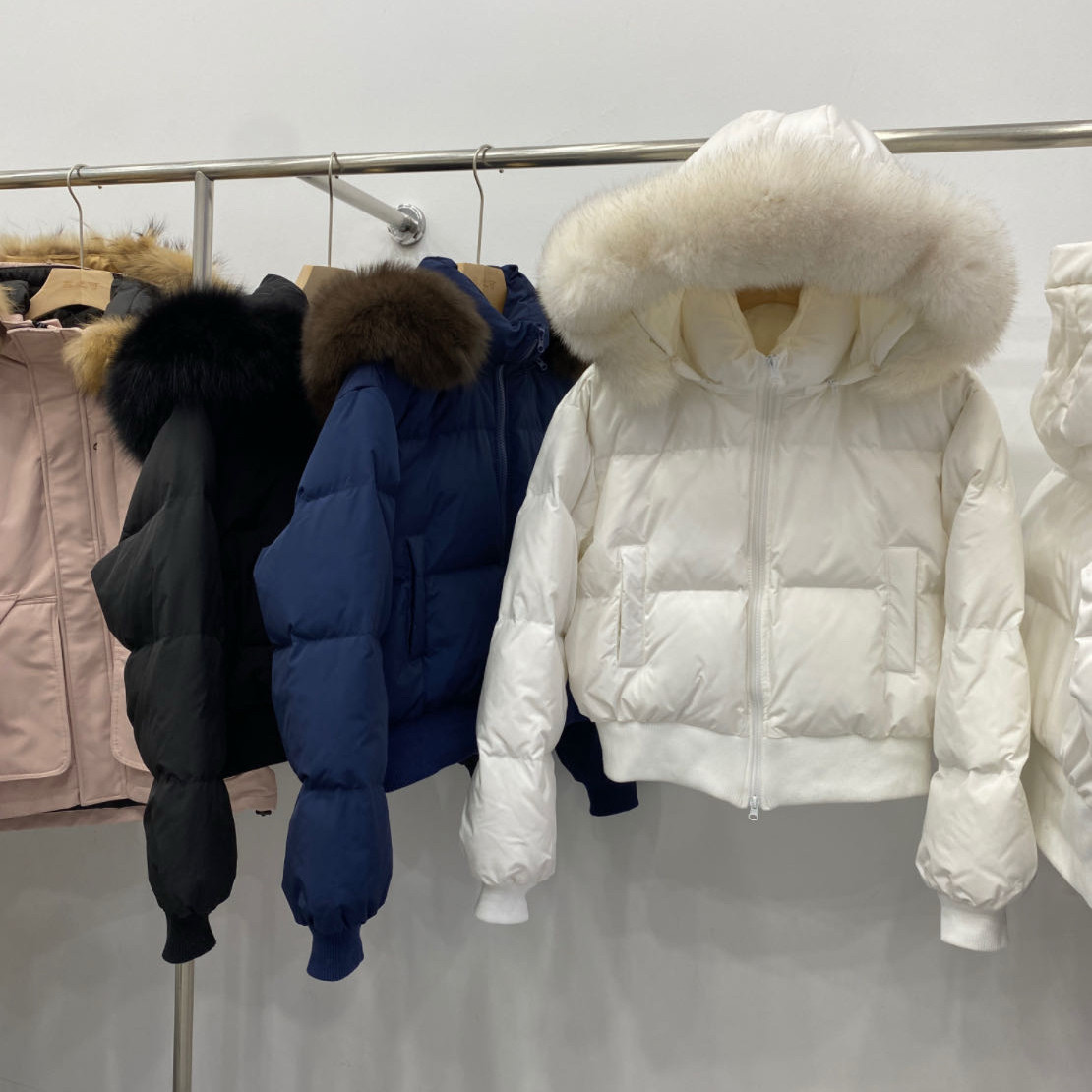 2026冬新款超短90白鸭绒羽绒服女连帽大毛领螺纹袖加厚小个暖外套