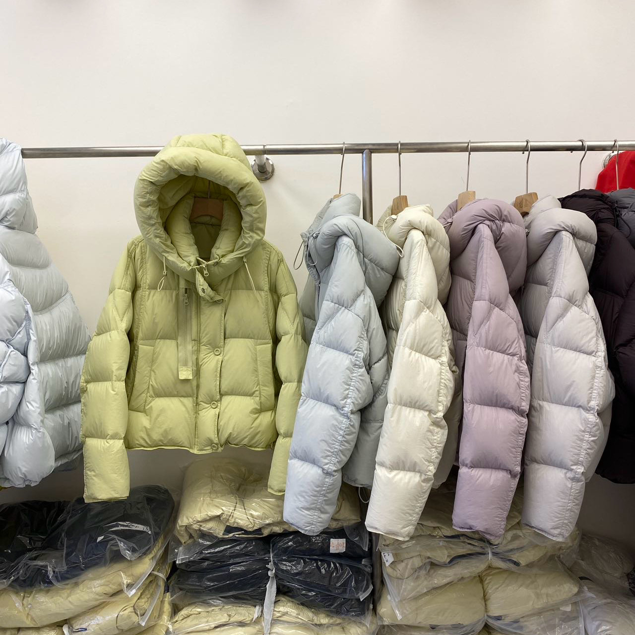 撞色短款连帽泡芙羽绒服学生外套女装冬季2026新款时尚减龄白鸭绒