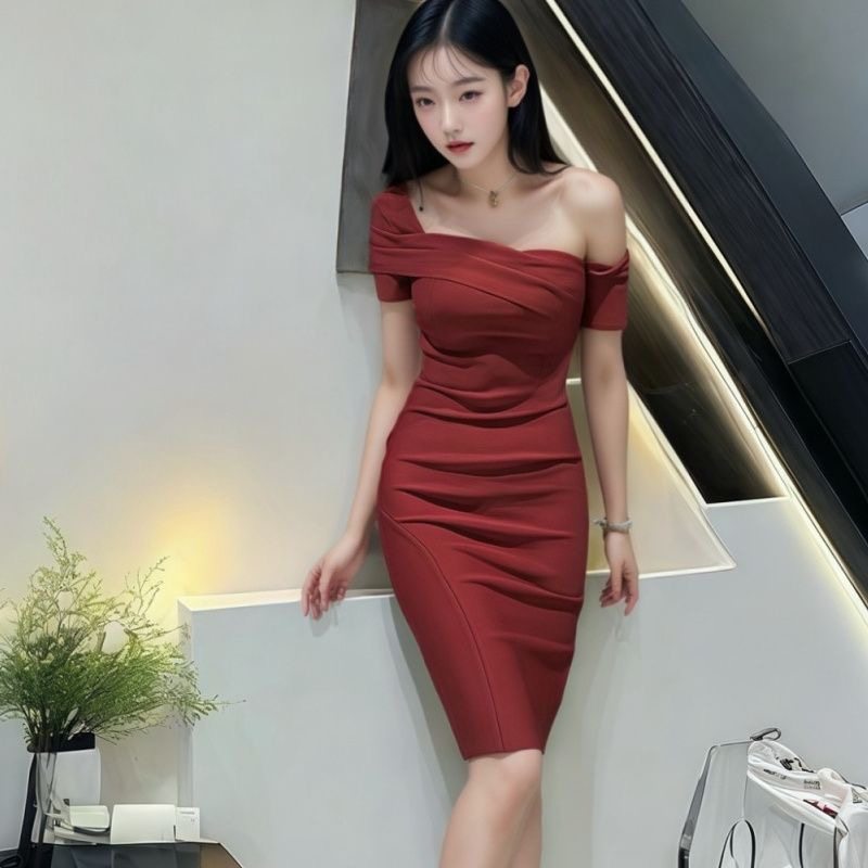2025新款夏季修身酒红色包臀连衣裙气质名媛设计感斜肩晚礼服裙