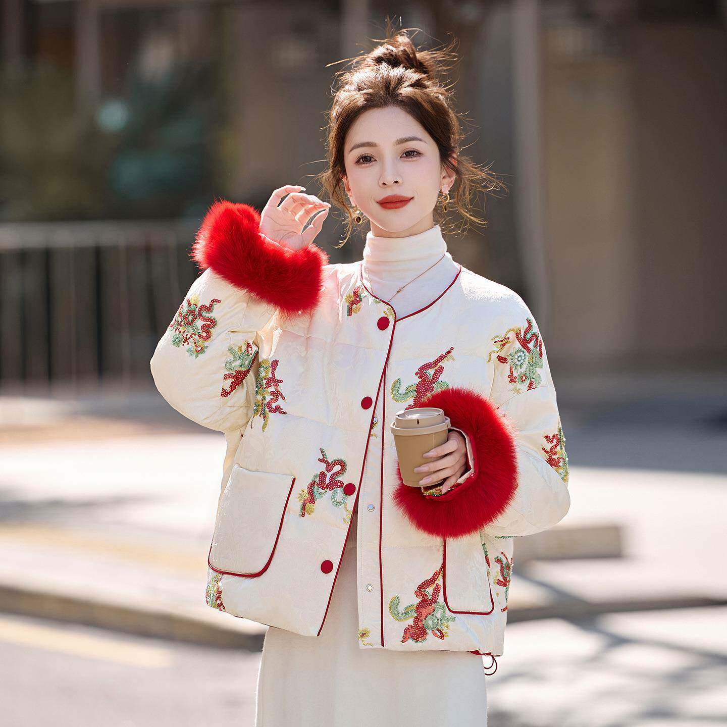 ZAI8167Q冬款新中式狸国风刺绣羽绒服女新短款时尚季气质狐毛保暖