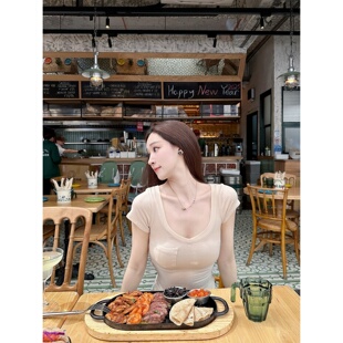 显cup心机 zhazha 纯欲修身 大V领口袋短款 薄T恤 微透短袖 Dear