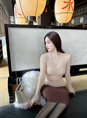 【Dear zhazha】御姐舒适区~纯欲米杏色修身大V领羊毛针织打底衫