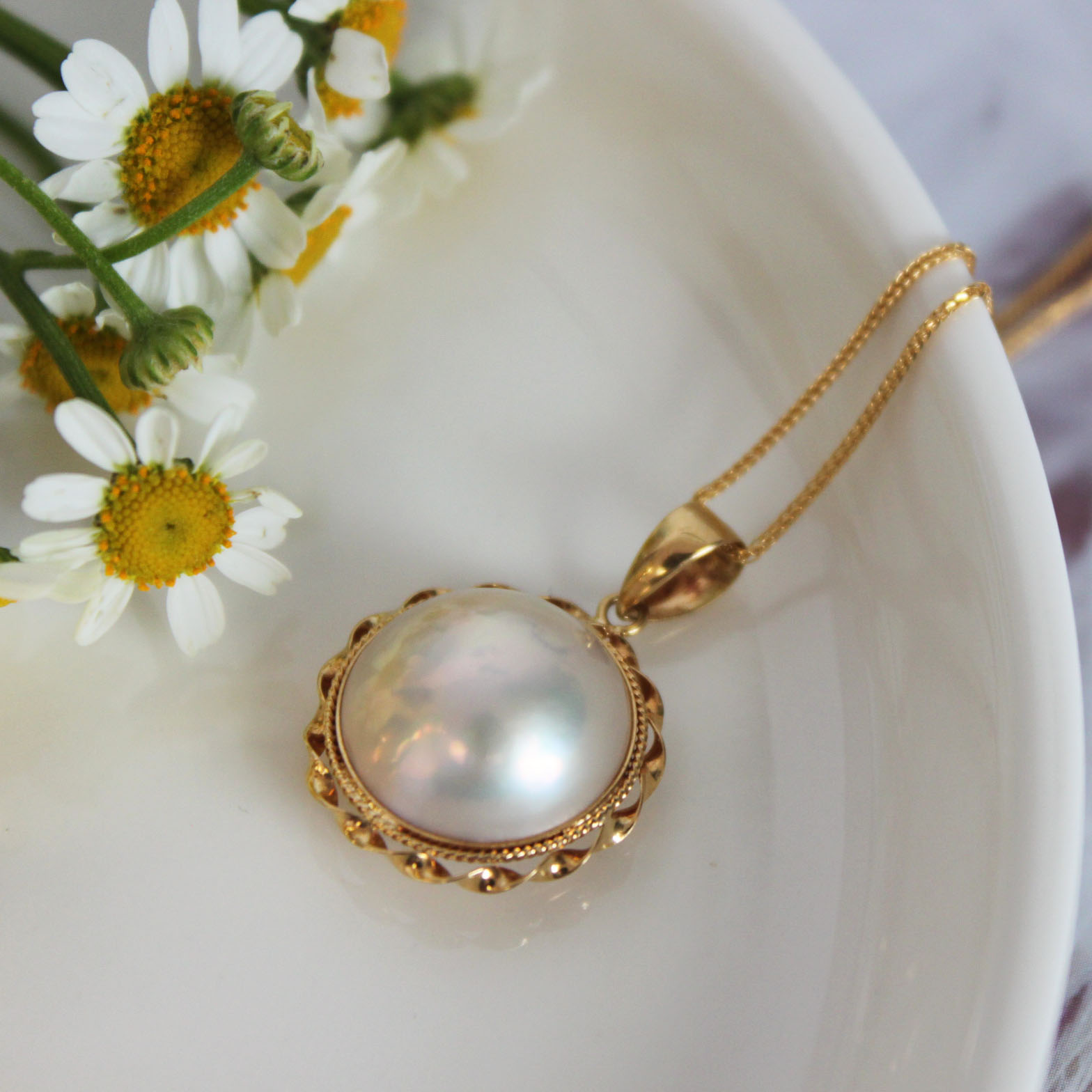 精致小清新海水马贝珍珠吊坠白色强光麻花款18K黄金色镶正品现货