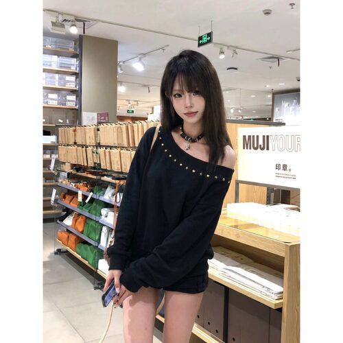 【宋正恩】黑色斜肩铆钉卫衣女装