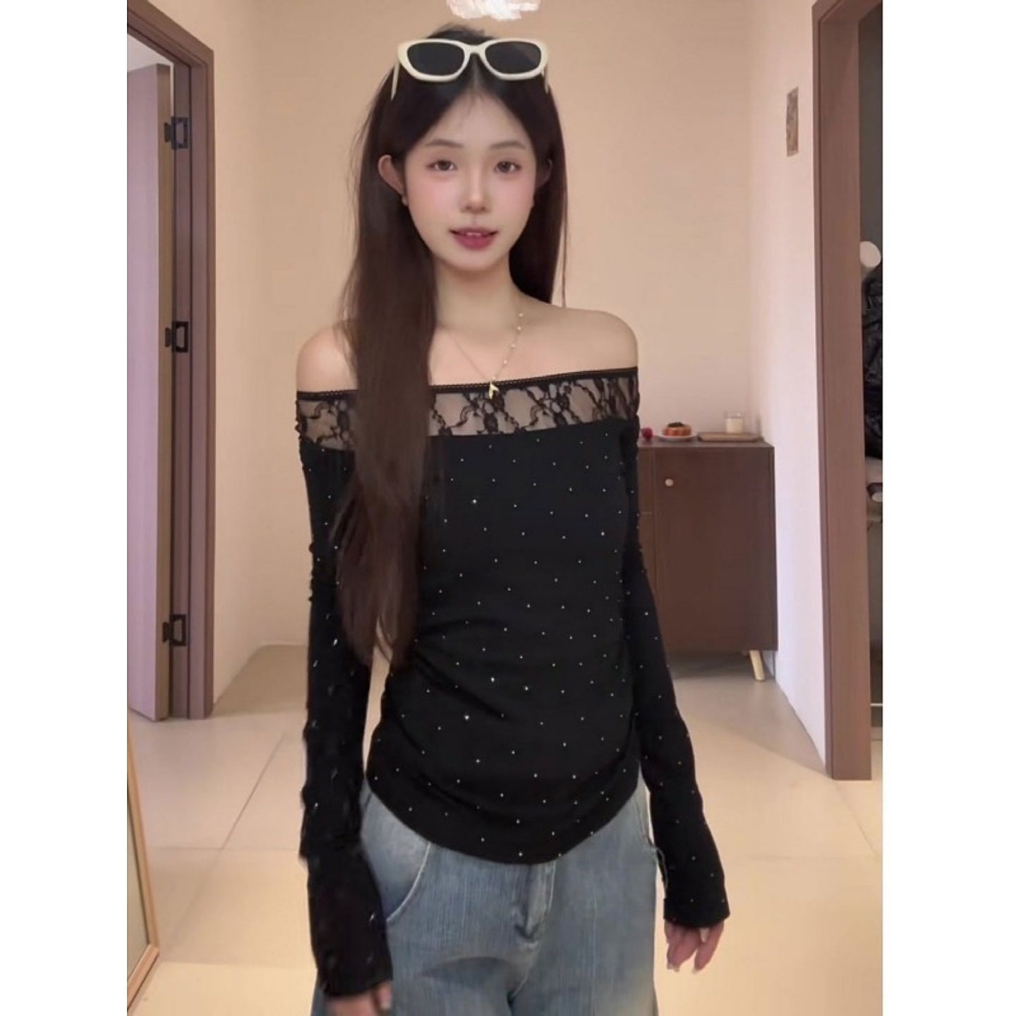 纯欲风黑色一字肩波点长袖t恤女秋冬季蕾丝镂空拼接辣妹露肩上衣